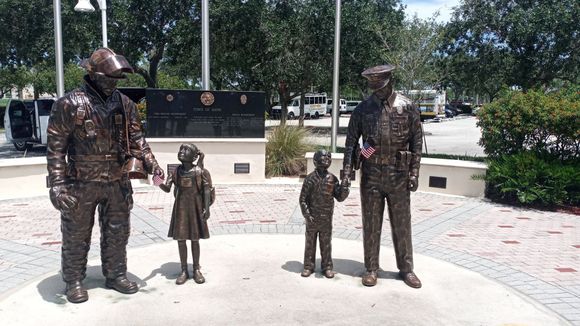 A statue of a soldiers and two children