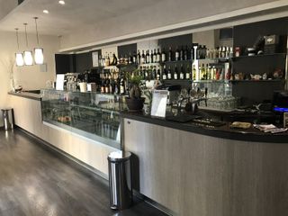 interno bar con bancone di design