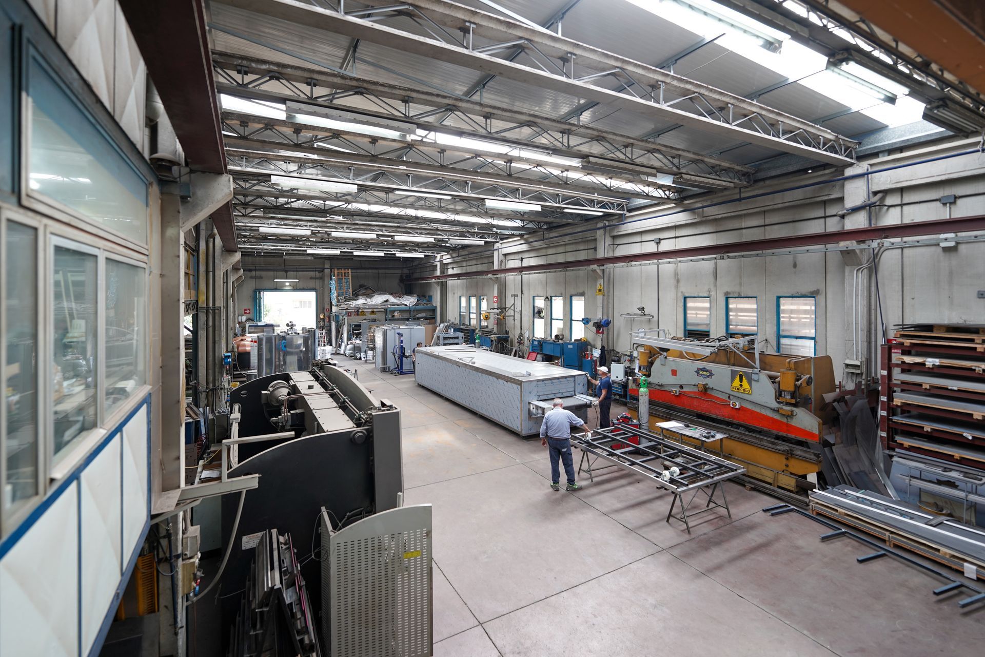 interno bar con bancone di design