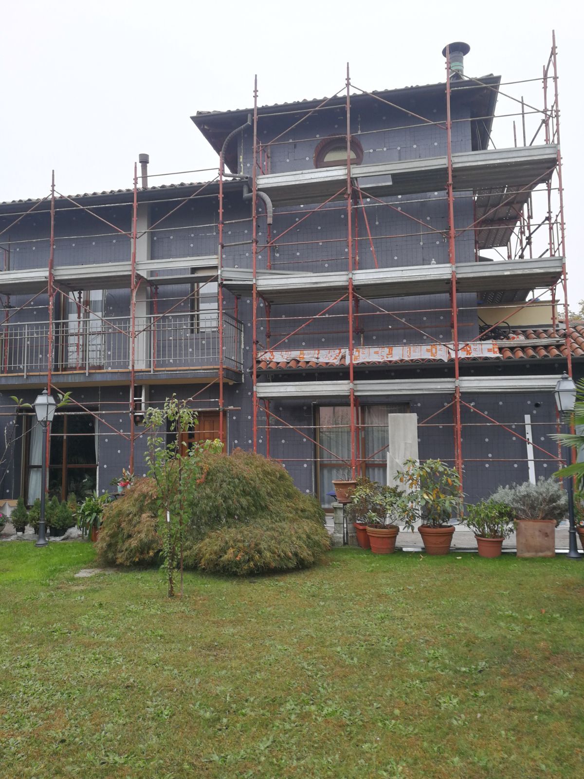 casa con impalcatura