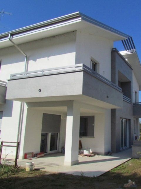 edificio con balconi in costruzione