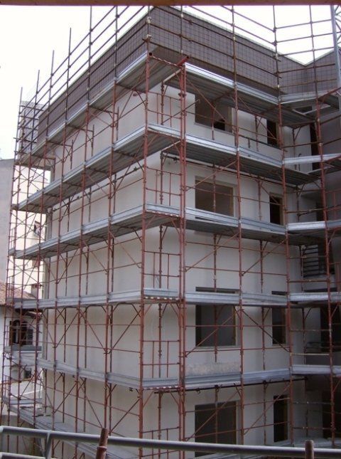 condominio con impalcatura