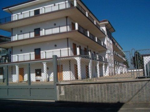 condominio con cancello automatico