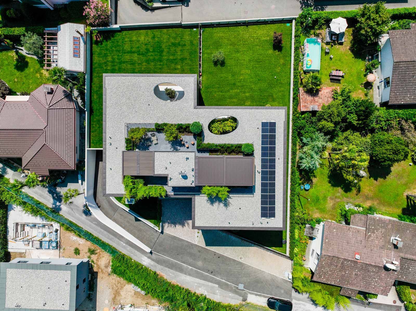 Una veduta aerea di una casa con pannelli solari sul tetto