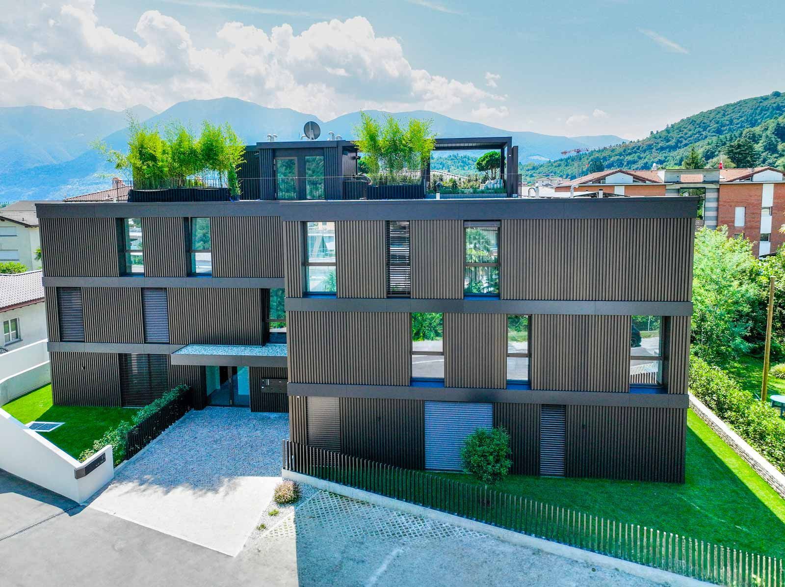 Una veduta aerea di un edificio con le montagne sullo sfondo