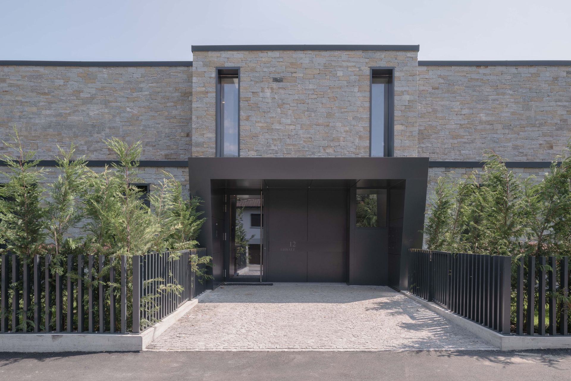 Rappresentazione artistica di una casa moderna con grande terrazza sul tetto.