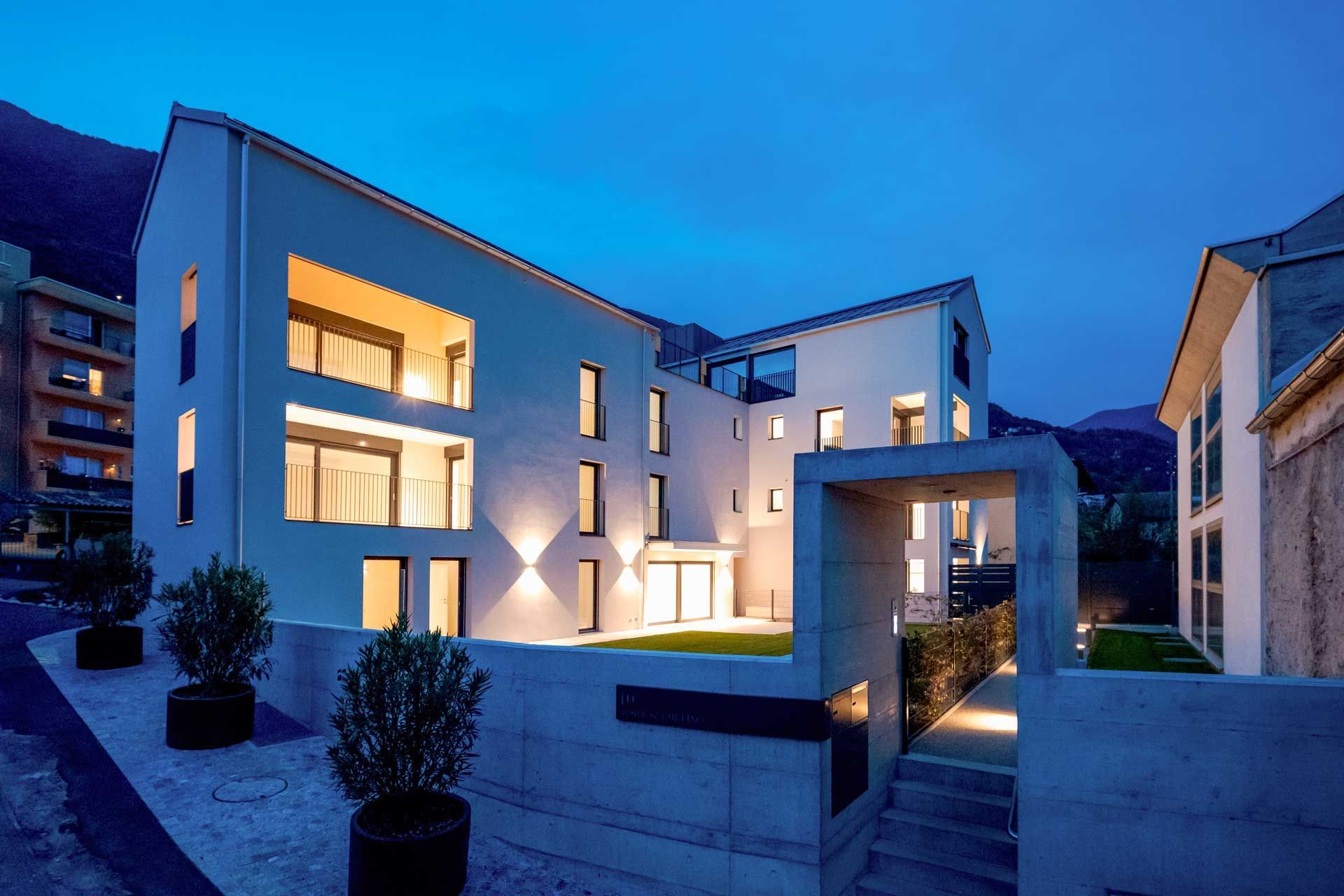 Un grande edificio bianco è illuminato di notte