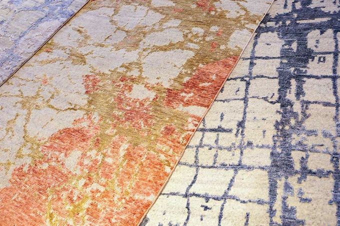 tre tappeti color sabbia con venature colorate