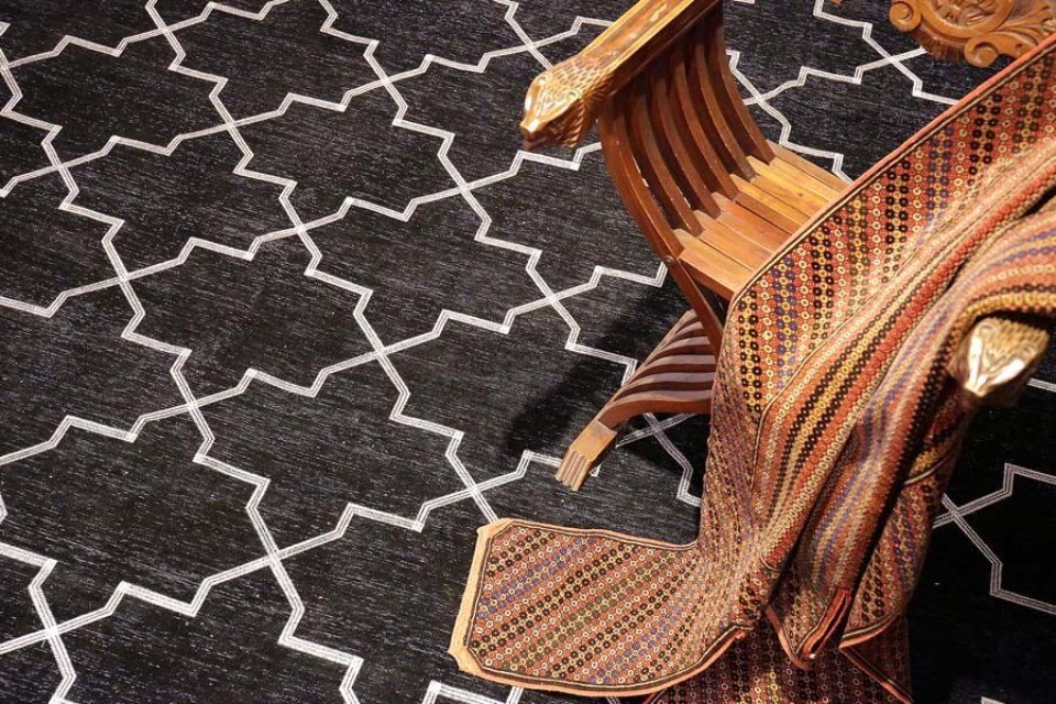 tappeto grigio antracite con fantasia geometrica bianca