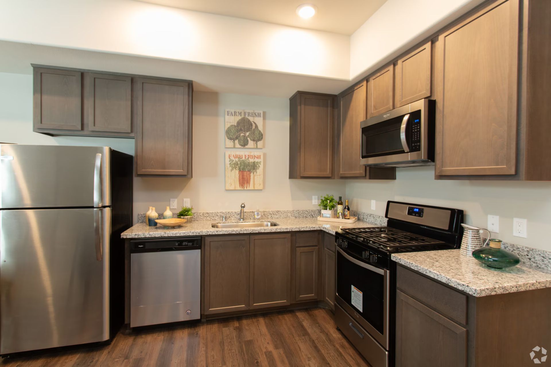 Photo showing an L-shaped kitchen