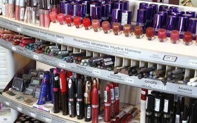 prodotti cosmetici per labbra e occhi