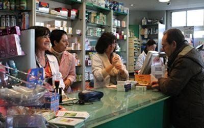 farmacisti dietro al bancone