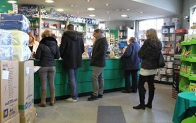 clienti all'interno della farmacia