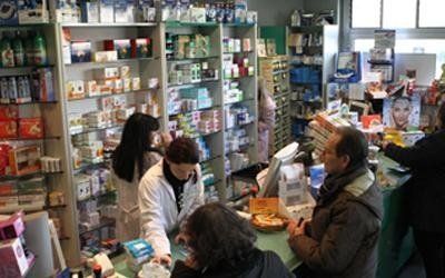 consegna farmaci su prescrizione a clienti della farmacia