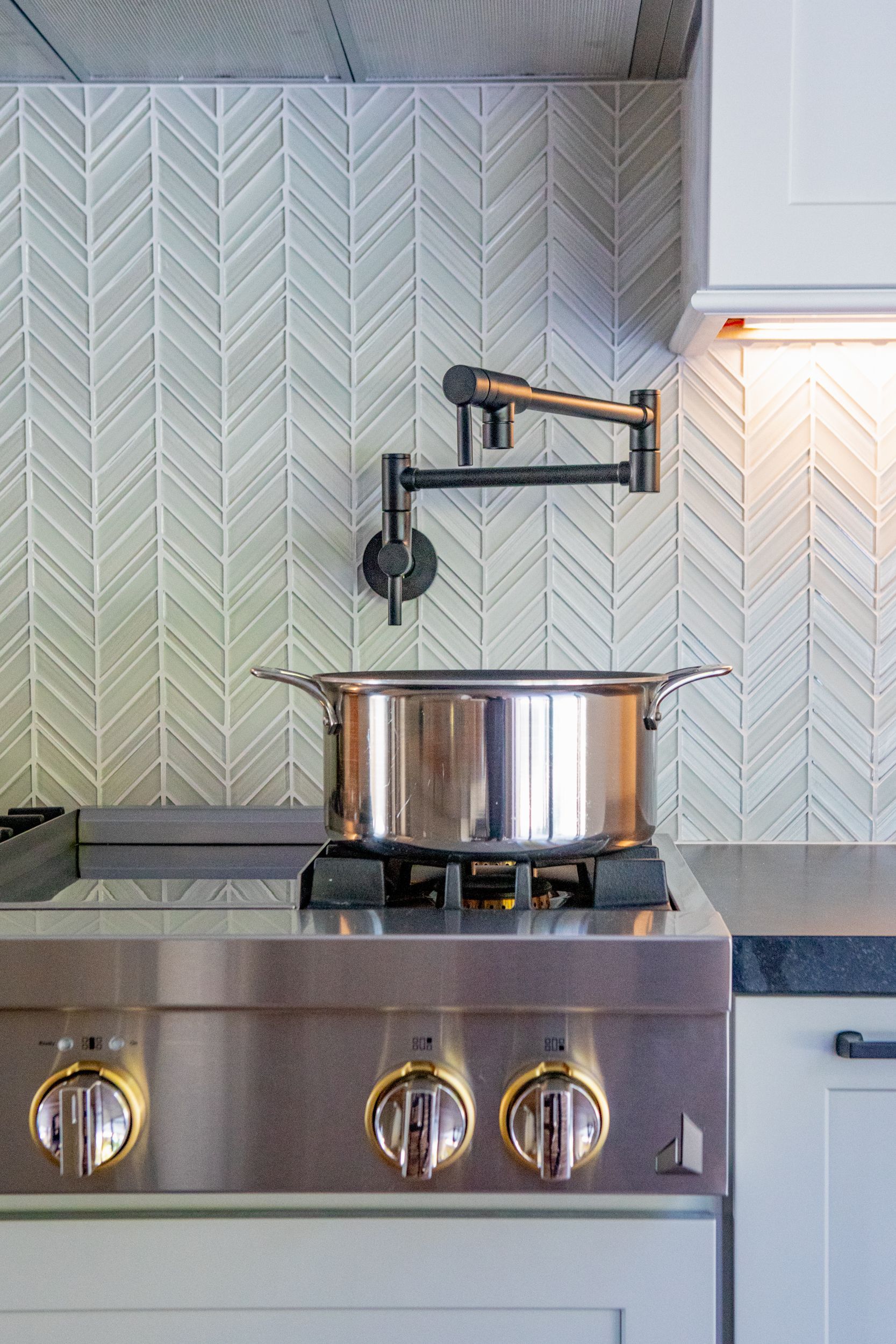 A stainless steel stove with copper pot