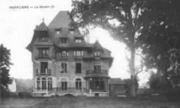 Un imposant bâtiment en pierre à plusieurs étages avec des balcons, situé au milieu des arbres ; portant l'inscription « WAFFLERS - La Monz ».