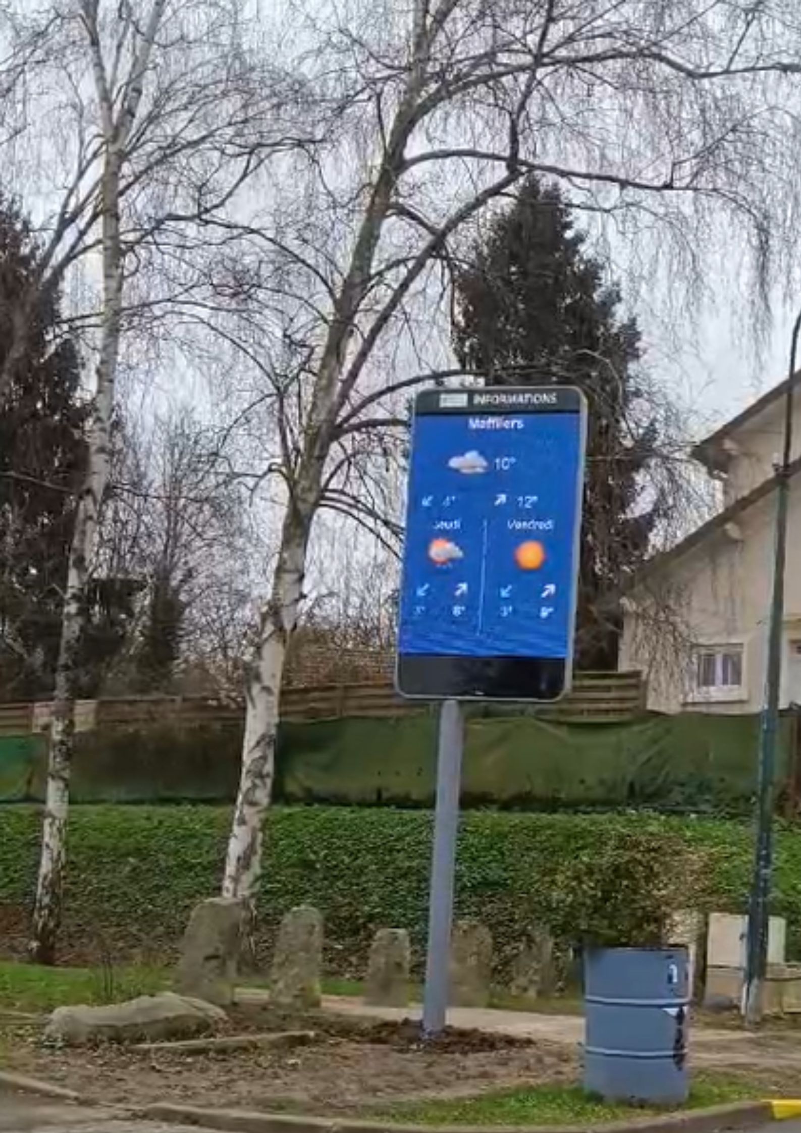 Visuel montrant un écran d'affichage publique.