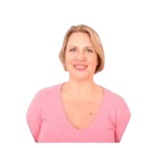 Femme blonde souriante, portant un pull rose.