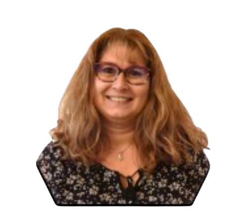 Femme souriante portant des lunettes, vêtue d'un haut à fleurs, sur fond blanc.