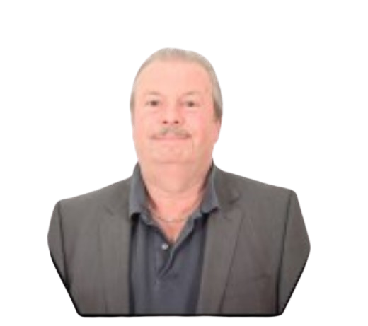 Homme en veste de costume grise et polo bleu, esquissant un sourire, sur fond blanc.