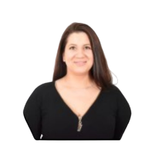 Femme aux cheveux bruns vêtue d'un haut noir souriant à l'objectif.