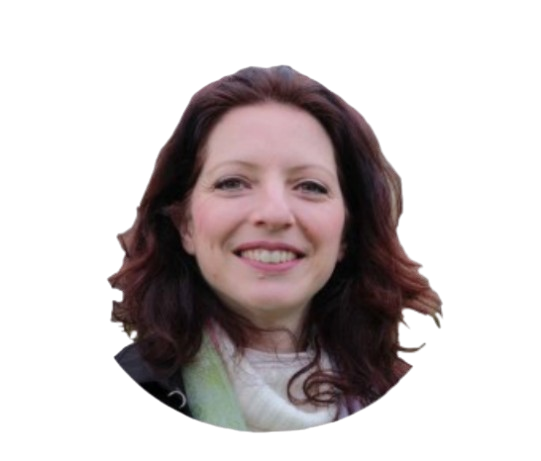 Femme aux cheveux auburn souriante, portant un foulard clair.