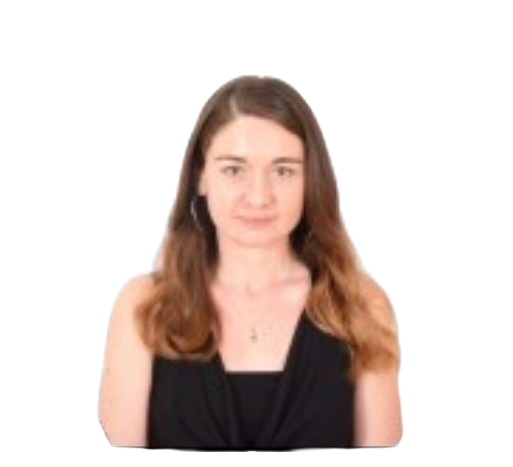 Femme aux longs cheveux bruns, vêtue d'un haut noir et d'un collier, regardant l'objectif.