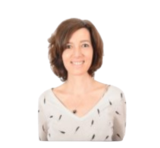 Femme aux cheveux bruns souriante, vêtue d'une chemise blanche à motifs.