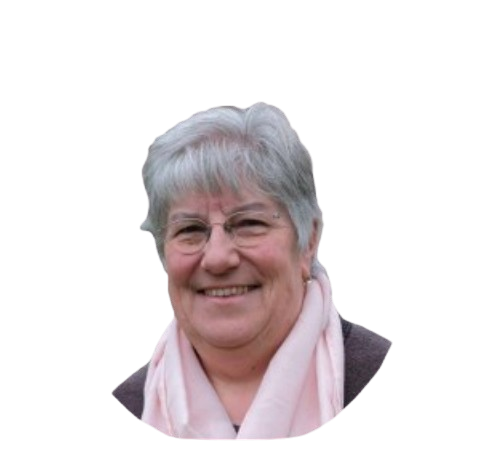 Femme aux cheveux gris, portant des lunettes et un foulard rose, souriante.