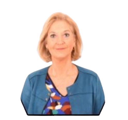 Femme blonde souriante, portant une veste bleue sur un haut à motifs.