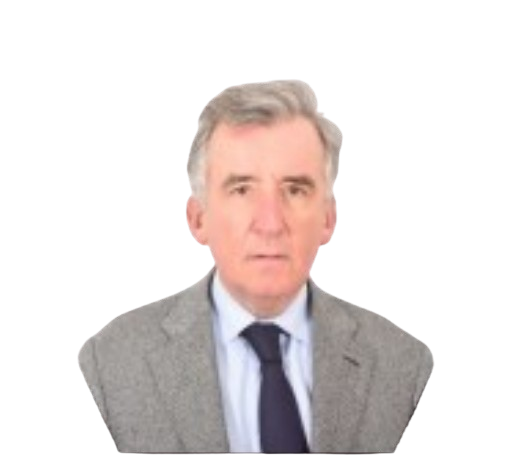 Homme en costume gris et cravate, regardant droit devant lui sur fond blanc.