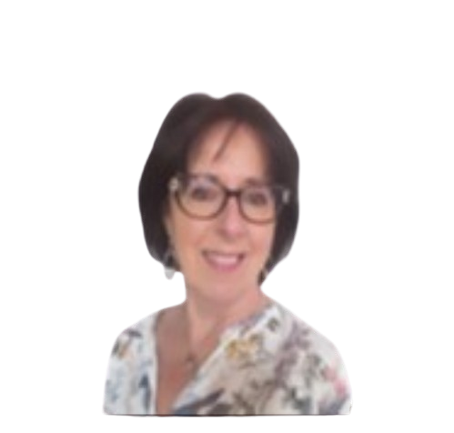 Une femme aux cheveux foncés, portant des lunettes et un haut à fleurs, sourit.