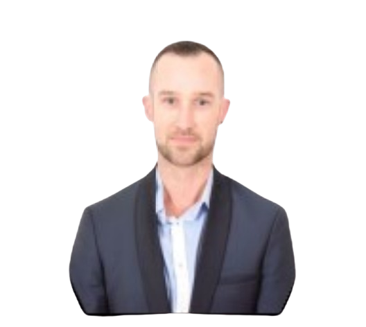 Homme en costume et chemise à col ouvert, face à la caméra, avec une expression neutre.