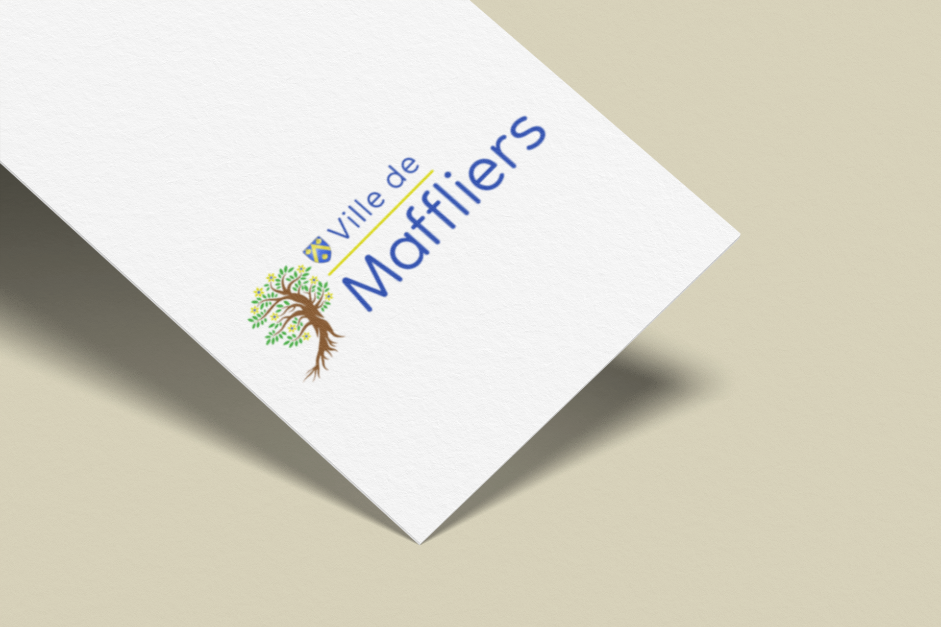 Carte de visite blanche avec le logo « Ville de Maffliers » : texte bleu, icône d'arbre, fond blanc cassé.