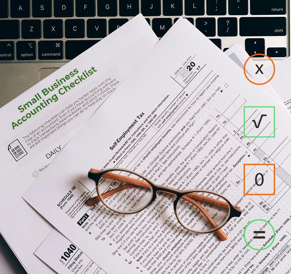 Une liste de contrôle comptable et un formulaire fiscal pour petites entreprises, inscrits sur un clavier avec des lunettes, sur lesquels sont superposés des symboles d'opérations mathématiques.