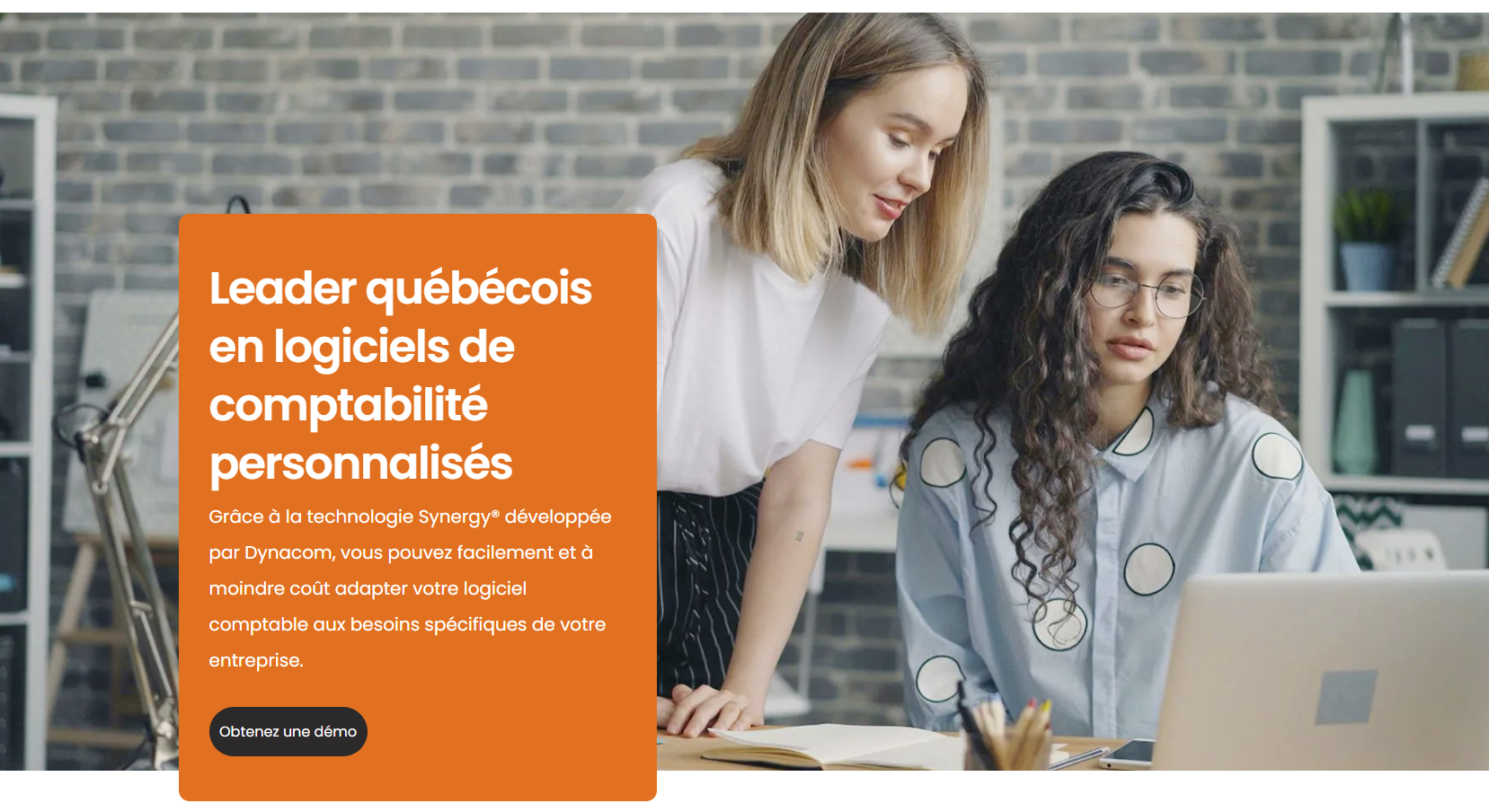 Deux collègues examinent un ordinateur portable dans un bureau, à côté d'un encadré orange faisant la promotion d'un logiciel de comptabilité personnalisé.