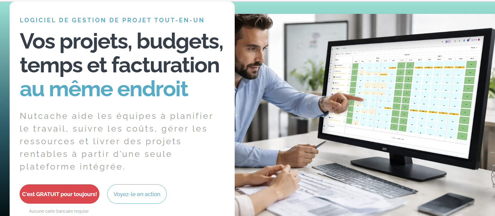 Deux personnes regardent un écran d'ordinateur affichant un logiciel de gestion de projet avec des calendriers, des budgets et des tâches.