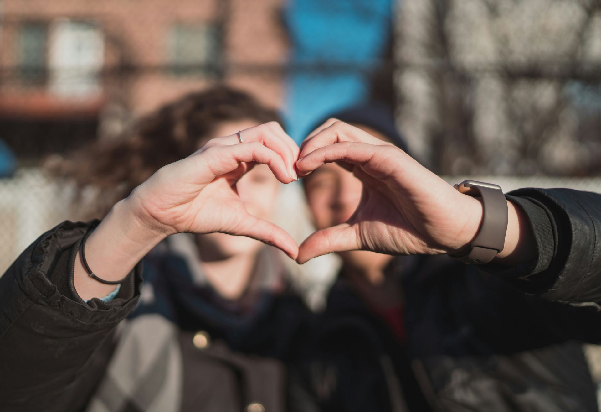 Couple résolvant une énigme à Paris pour la Saint-Valentin