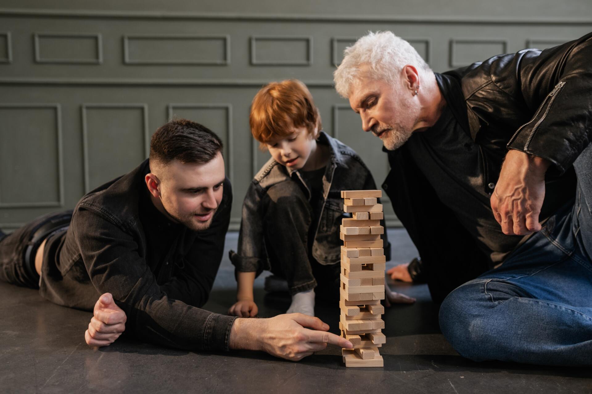 Famille jouant à Jenga