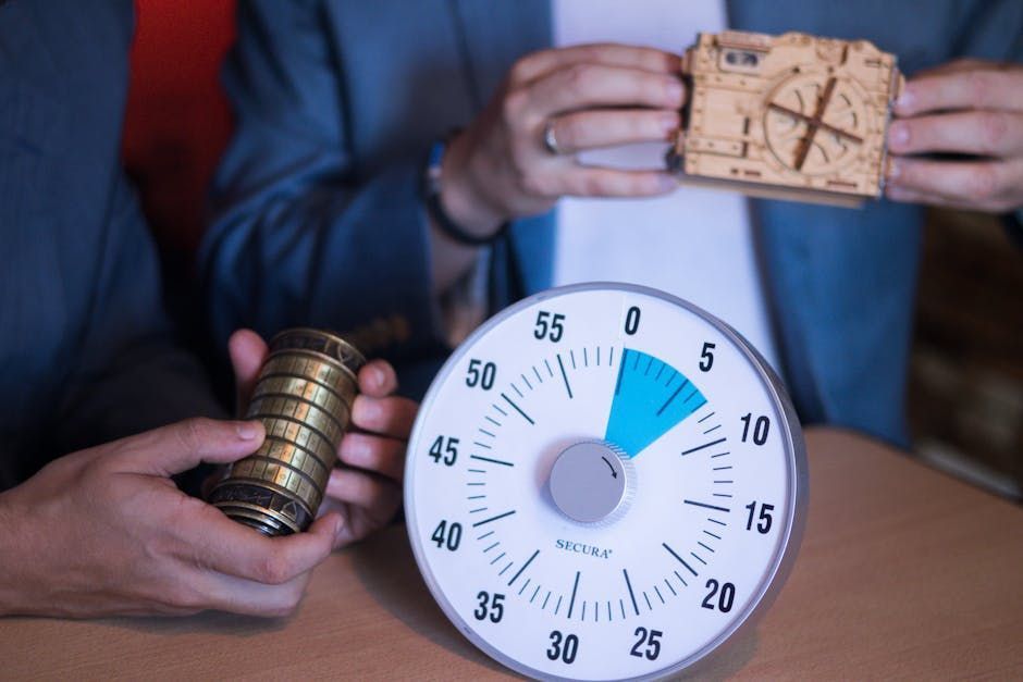 Deux personnes avec un puzzle d'escape room, un minuteur et un conteneur.