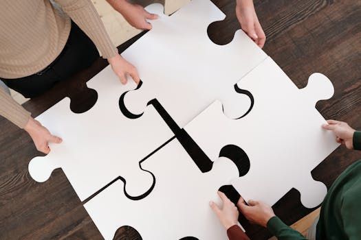 Un groupe de personnes assemble les pièces d'un puzzle.