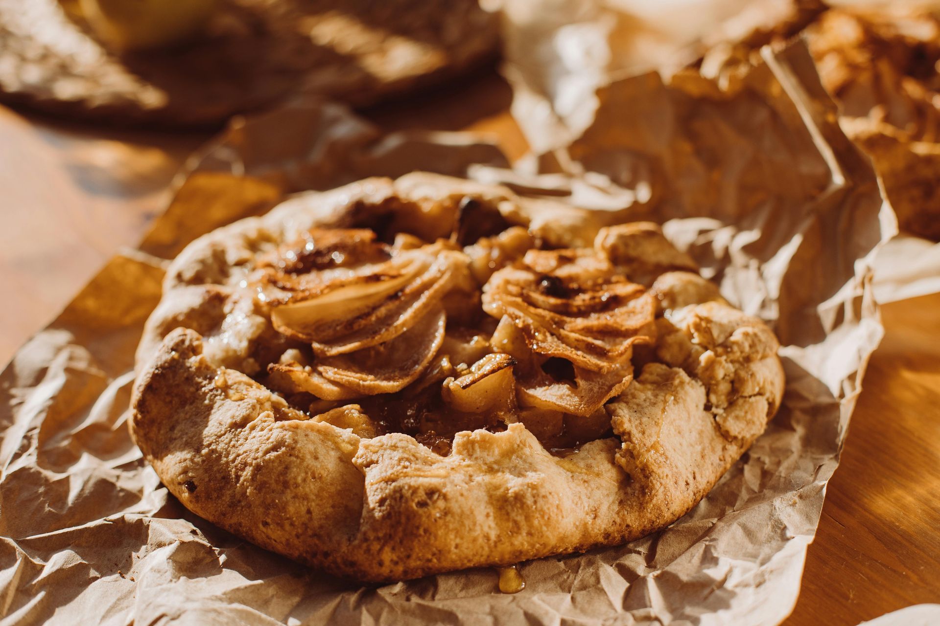 Galette aux pommes sur du papier kraft froissé.