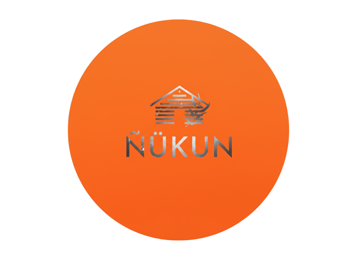 Logotipo: un círculo marrón con un edificio estilizado y la palabra 