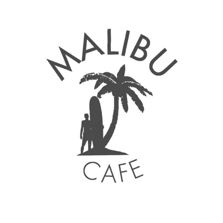 Logo del Malibu Cafe: silhouette di palma, surfista e tavola da surf. Testo grigio
