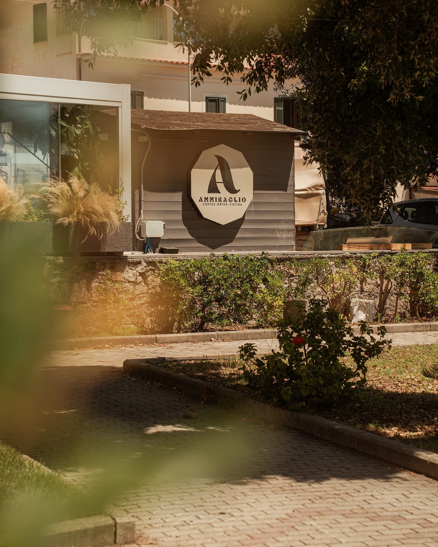 Edificio in legno con un cartello circolare