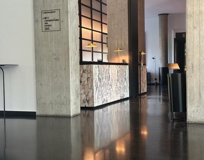 EPOX GRANIT NERO + INERTI CARRARA 📍HOTEL POMPEI