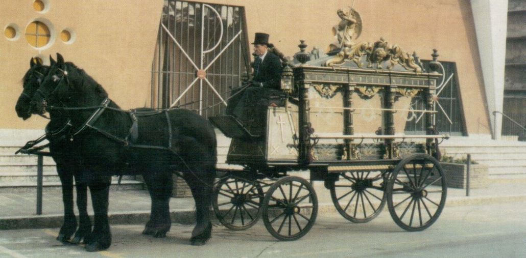 trasporto della salma con carrozza trainata da cavalli
