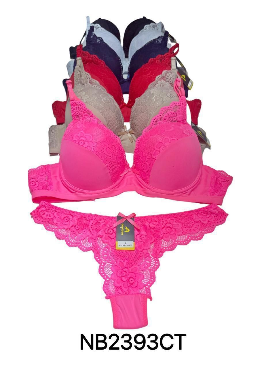 Pila de sujetadores de colores y tanga rosa a juego.