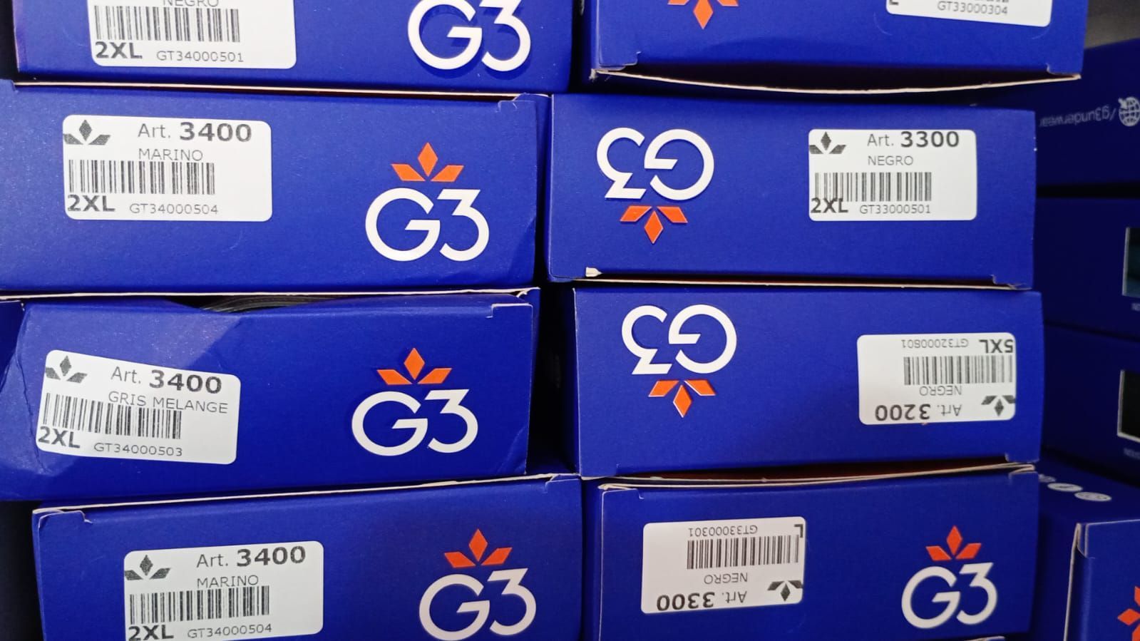 Cajas azules apiladas, etiquetadas como