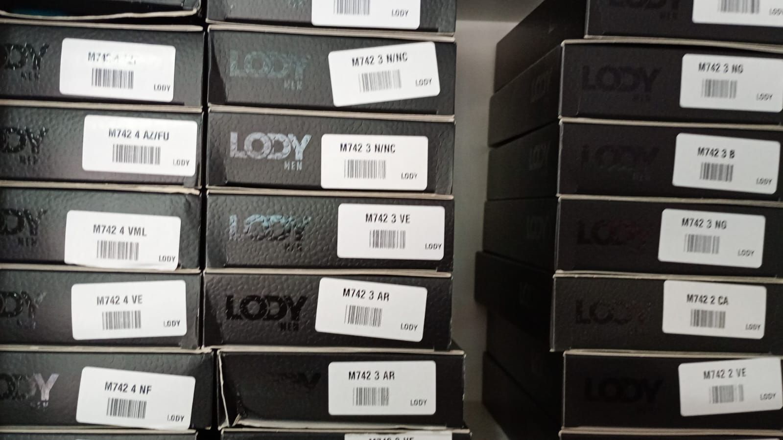 Pilas de cajas negras etiquetadas como